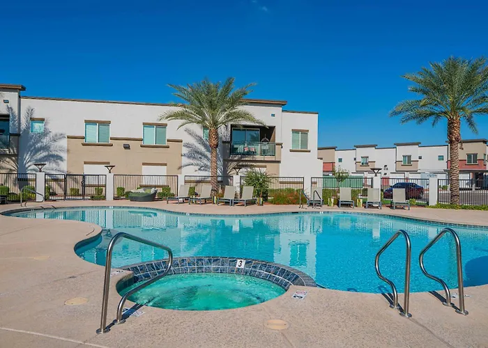 Near Stadium With Balcony Pool Gym Parking And W D * Glendale