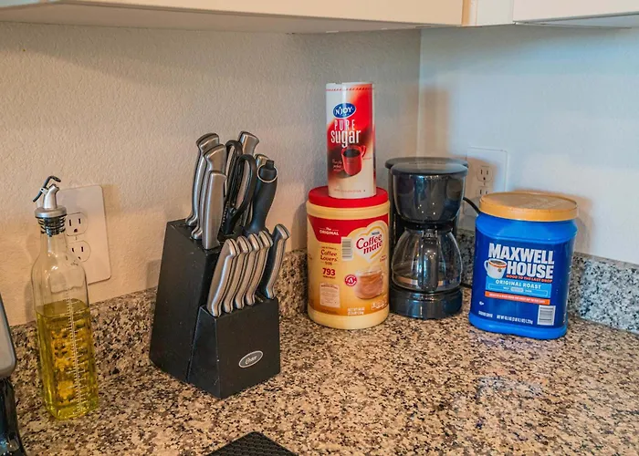 Near Stadium With Balcony Pool Gym Parking And W D * Glendale