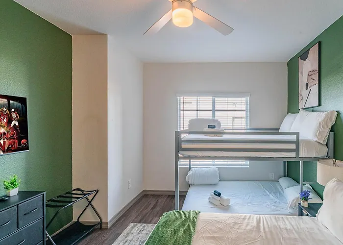 Near Stadium With Balcony Pool Gym Parking And W D * Glendale